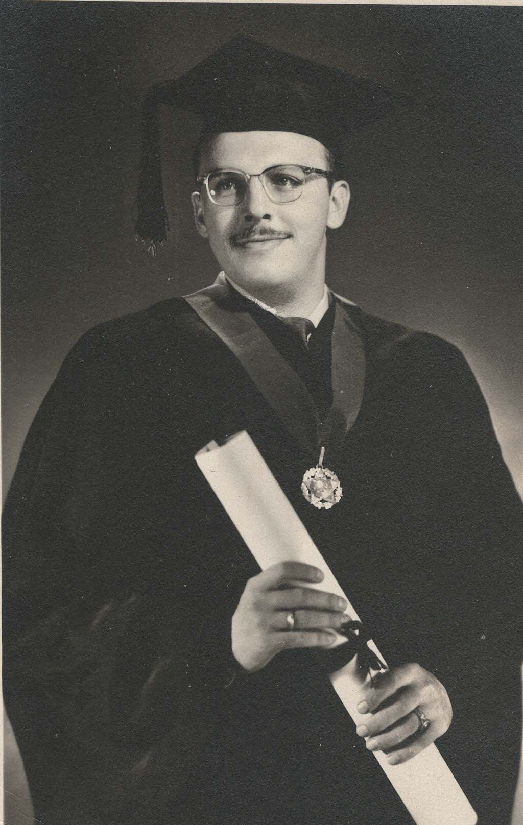 Konstanty Hetschinof graduation photo